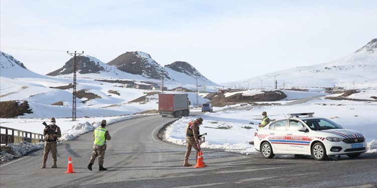 Tatvan’da düşen helikopterin enkazı kaldırıldı