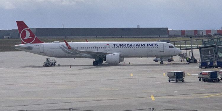 THY uçağı sert indi, geri dönemiyor