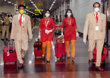 Kabin memurunun testi pozitif çıktı, ülkeye uçuşlar durduruldu