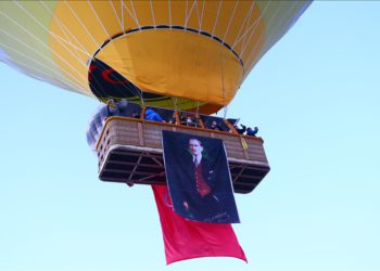 Kapadokya’da balonlar Türk bayrakları ve Atatürk posteri ile uçtu