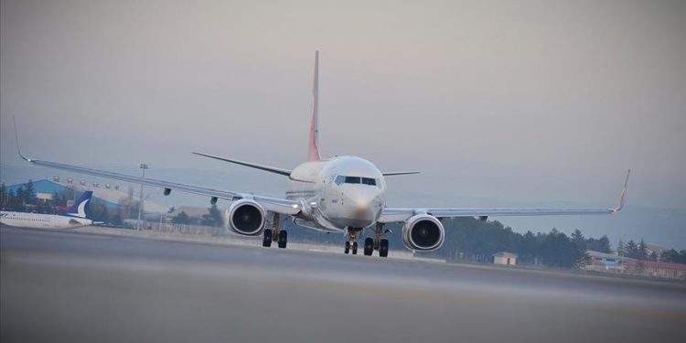 Pilot bilincini kaybetti, uçak acil iniş yaptı