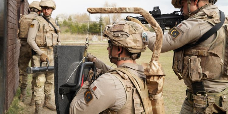 Balistik kalkan BALA KTS-14 Jandarma’ya teslim edildi