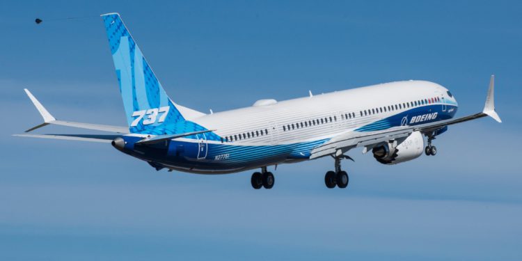 Boeing 737-10 gökyüzü ile buluştu