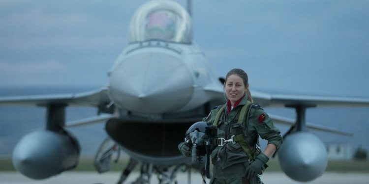 Türkiye’nin ilk kadın F-16 pilotu Airport’ta