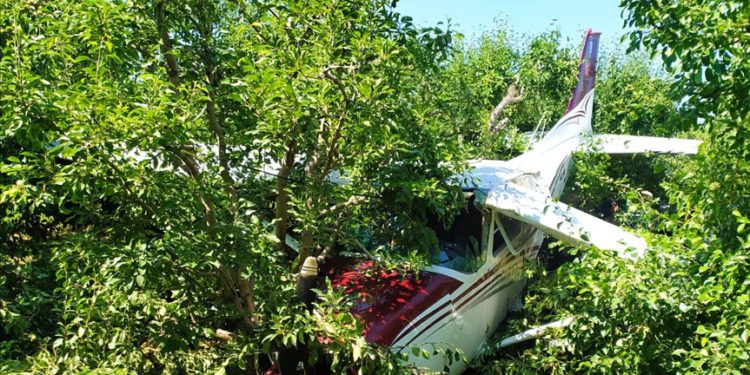 Bursa’da eğitim uçağı meyve bahçesine indi
