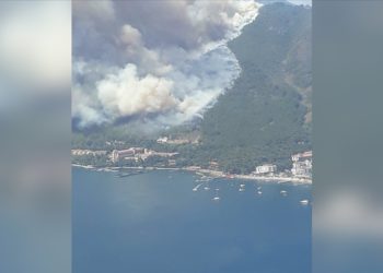 Marmaris’teki yangına 11 helikopter ile müdahele ediliyor