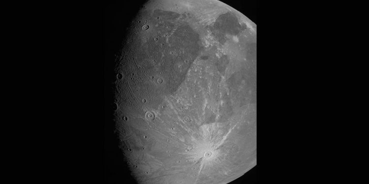 NASA gezegenin uydusu Ganymede’i fotoğrafladı
