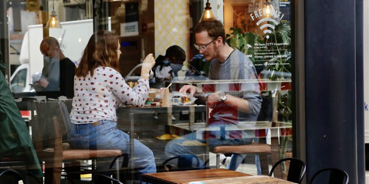 İngiltere, koronavirüs önlemlerini kaldırıyor