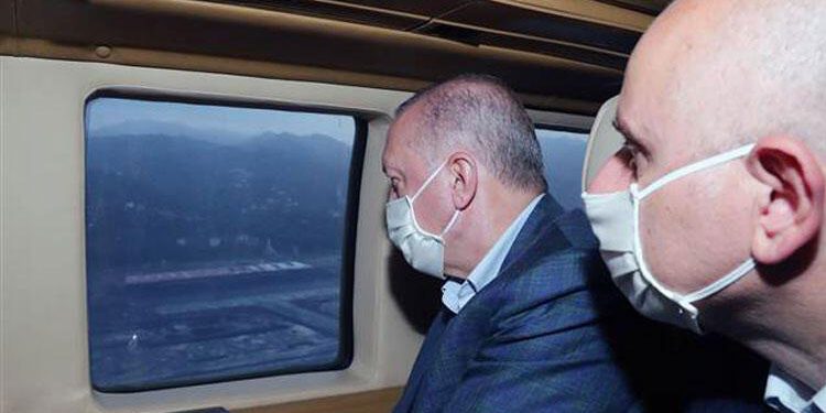 Erdoğan, Rize-Artvin Havalimanı’nı havadan inceledi