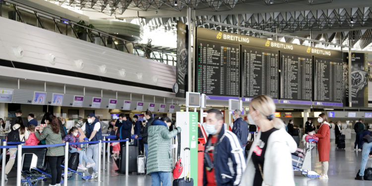 Almanya tüm tatilcilerden zorunlu test sonucu isteyecek