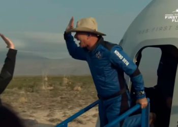 Bezos uzay seyahatini tamamladı