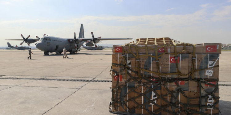 Tunus’a tıbbi yardım malzemelerini C-130 taşıdı