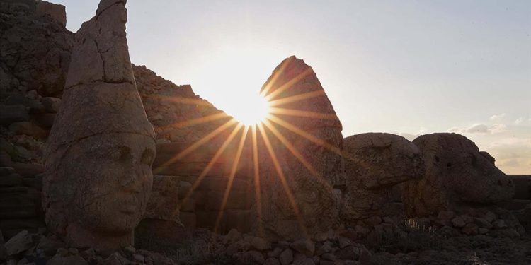Dünya mirası Nemrut’u her gün bin kişi geziyor