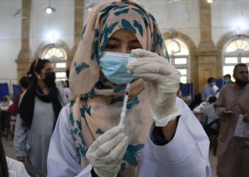 Pakistan uçakla seyahat için aşı şartı getirdi