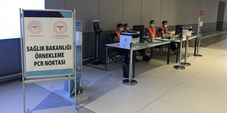 Yurt dışından gelen yüzde 10 yolcuya PCR testi yapılıyor