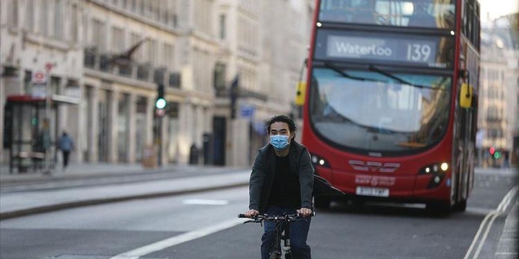 İngiltere maske zorunluluğunu kaldırıyor