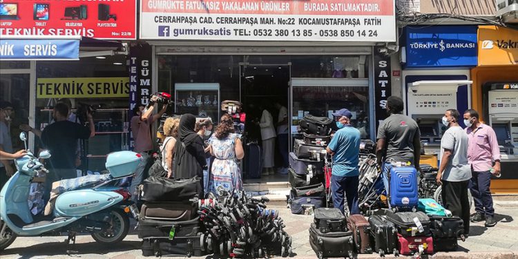 Havalimanlarında unutulan eşyalar satışa çıkarıldı