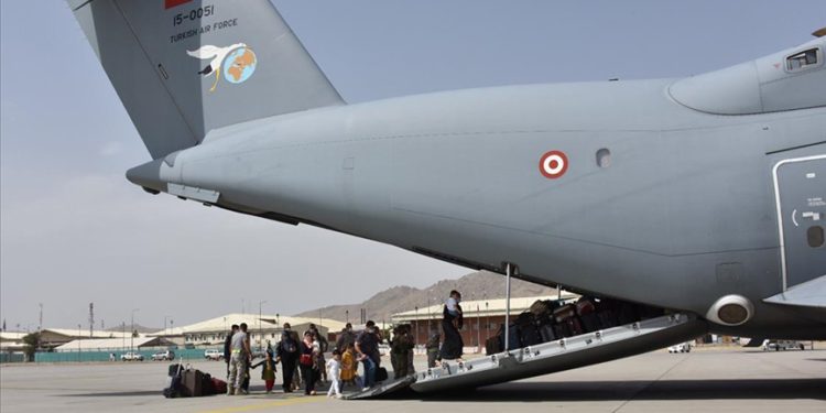 Kabil’deki 229 Türk vatandaşı daha ‘uçan kale’ ile tahliye edildi