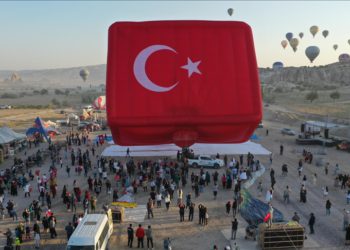 Nevşehir’de ay yıldız desenli yerli üretim balon tanıtıldı