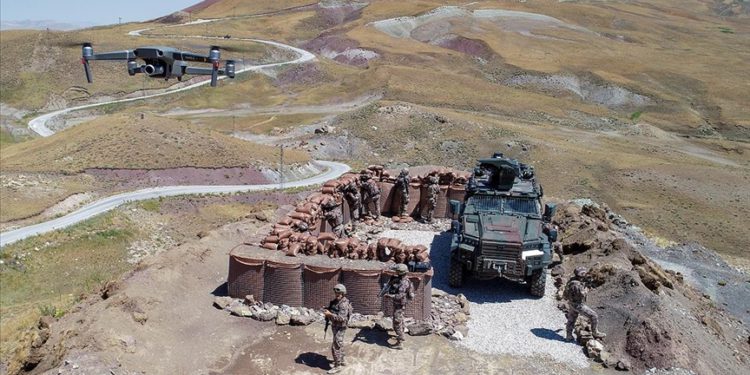 İran sınırı SİHA, drone ve helikopterlerle gözetleniyor