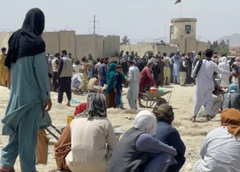 Kabil Havalimanı’ndaki barikatlarda “umut yolculuğu” bekleyişi