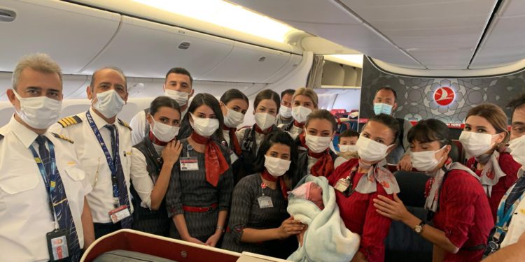 THY’nin tahliye uçuşunda Afgan kadın doğum yaptı