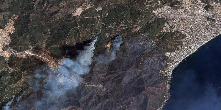 Göktürk uyduları, yangınları uzaydan görüntüledi