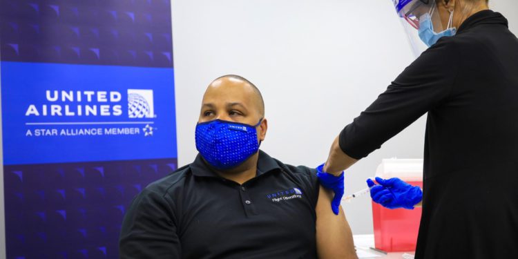United Airlines aşısız 600 kişiyi işten çıkarıyor