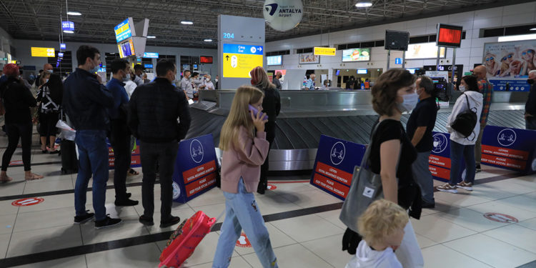 4 ay sonra Antalya’ya ilk İngiliz turist kafilesi geldi