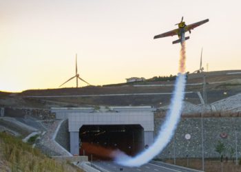 İstanbul’daki tünellerden uçakla geçerek Guinness rekoru kırdı