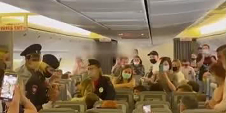 Moskova-Antalya uçağında maske takmayan yolcu gözaltına alındı