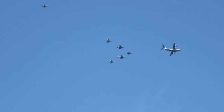 Türk ve Azeri uçaklar boğazda gösteri uçuşu yaptı