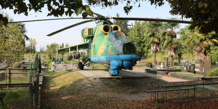 Savaş helikopteri 28 yıldır Gürcü pilota mezarında eşlik ediyor