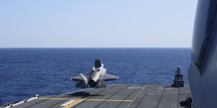 Japonya uçak gemisinde F-35B test ediyor