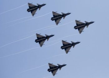 Çin, 25 savaş uçağıyla Tayvan hava sahasına girdi