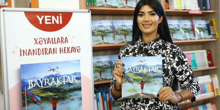 Selçuk Bayraktar’ın hayatı Azeri çocuklar için kitaplaştırıldı