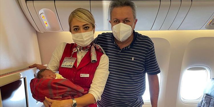 THY uçağında doğum gerçekleştiren Türk cerrah ABD basınında