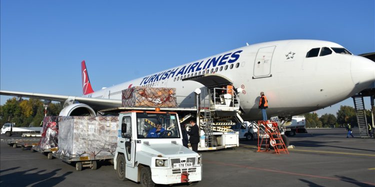 THY, Türkiye’nin Özbekistan’a gönderdiği aşıları taşıdı