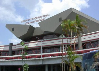 Küba havaalanlarını açtı: Turist bekliyor