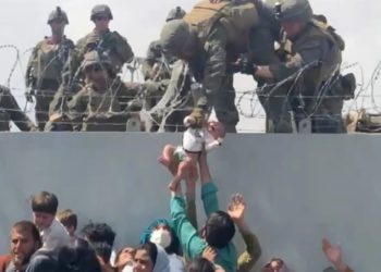 Kabil Havalimanı’nda ABD askerlerine uzatılan bebek kayboldu