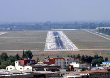 Adana Havalimanı’nda göçmenler piste inen uçağın önüne çıktı