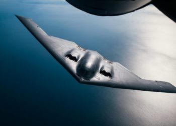 Acil iniş yapan B-2 pistten çıktı