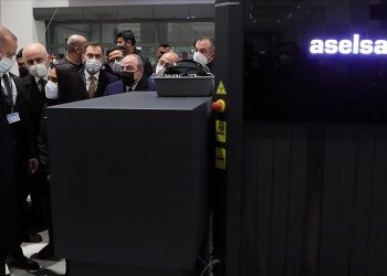 Cumhurbaşkanı Erdoğan, ASELSAN üretimi X-ray cihazını inceledi