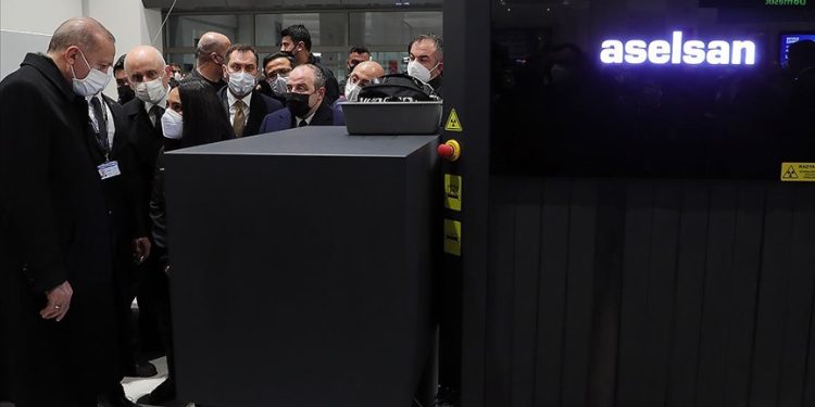 Cumhurbaşkanı Erdoğan, ASELSAN üretimi X-ray cihazını inceledi