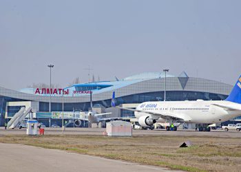 Almatı Havalimanı’ndaki yolcular geceyi uçakta geçirdi