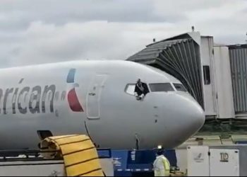 Yolcu, kokpit penceresinden atlamaya çalıştı