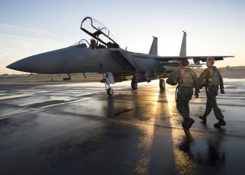 Japonya düşen F-15’in pilotlarını arıyor