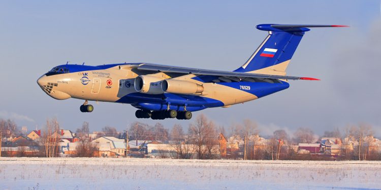 Rus uçağı kapalı hava sahasından özel izinle geçti