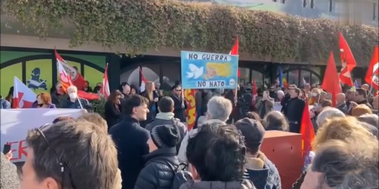 Havalimanı çalışanları silah yüklemeyi reddetti