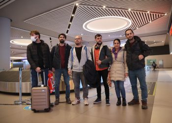 Ukrayna’dan tahliye edilen Türk vatandaşları, uçakla İstanbul’a getirildi